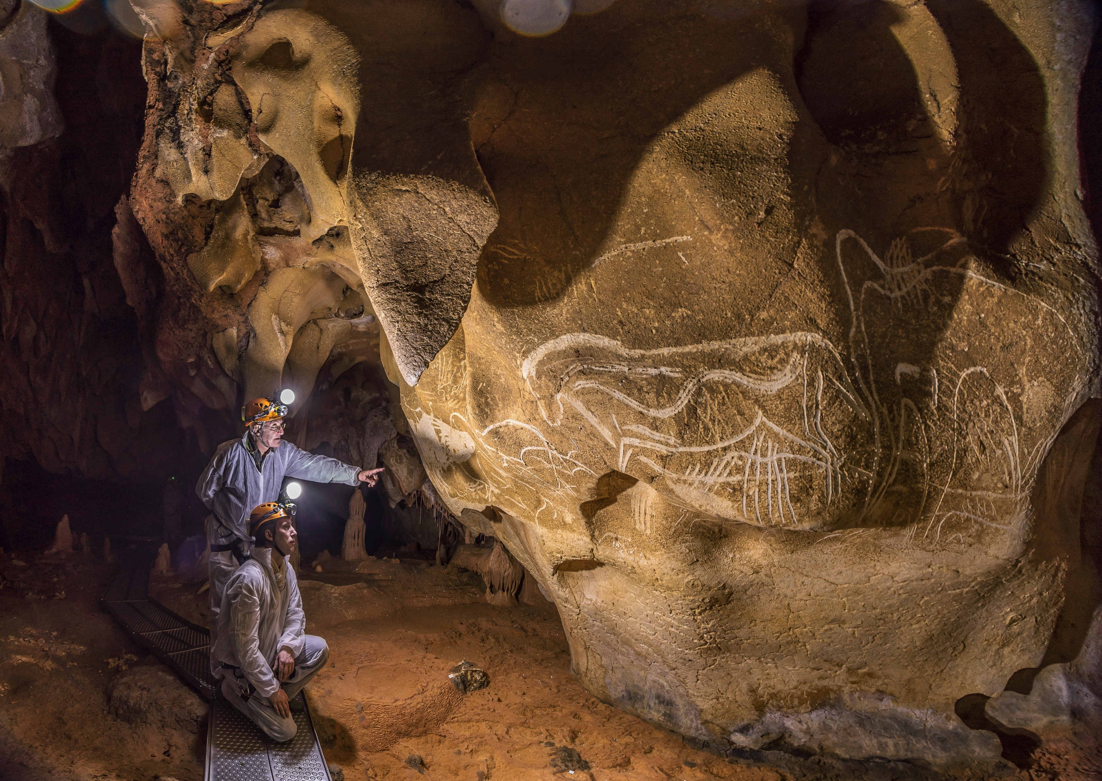Pesquisadores analisam pintura rupestre encontrada na Gruta Chauvet, França (Foto: © Stéphane Compoint)