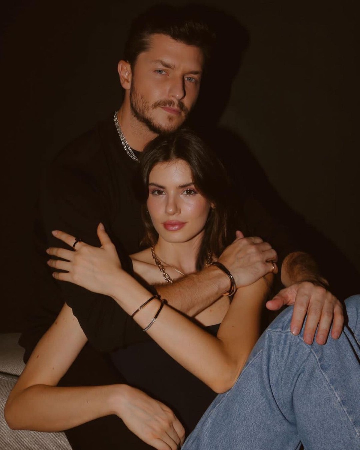 カミラ ケイロスは、クレベール トレドとの関係を理由に「モデル カップル」というレッテルを貼ることを拒否します。 テレビ