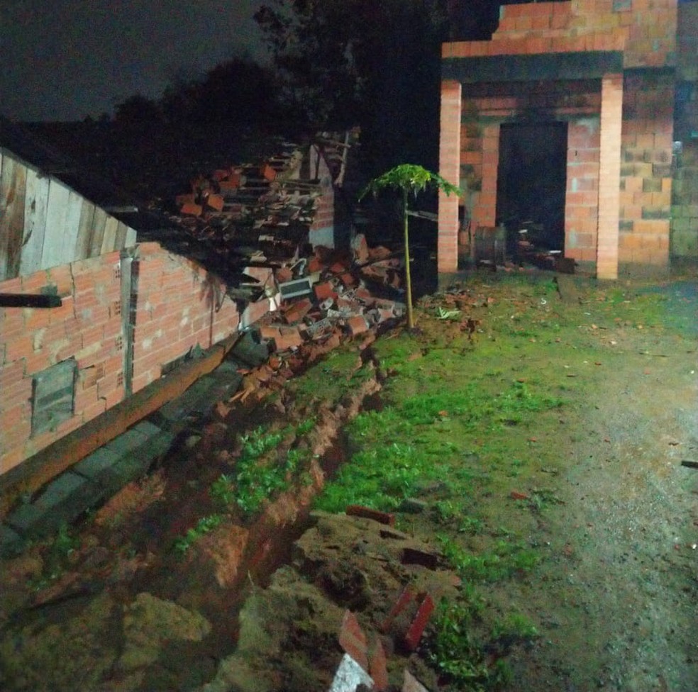 Casa em construção cai sobre residência em Timbó, no Vale do Itajaí — Foto: Corpo de Bombeiros/Divulgação