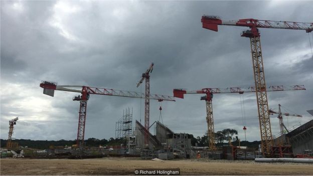 Os engenheiros do projeto se referem a ele como uma 'Torre Eiffel móvel' (Foto: RICHARD HOLINGHAM via BBC News Brasil)
