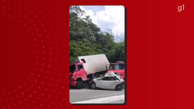 Vdeo mostra engavetamento de veculos na BR-408