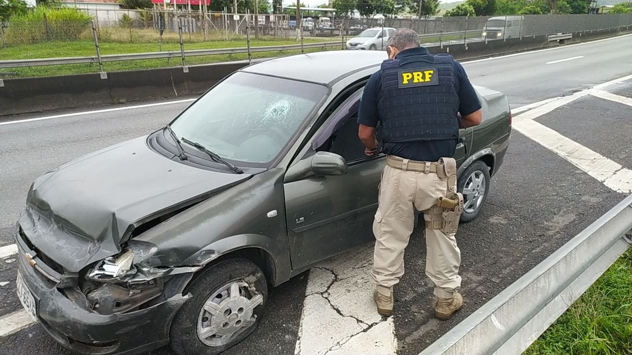 Motorista fica ferido ao bater carro contra grade de proteção na Via Dutra, em Barra Mansa