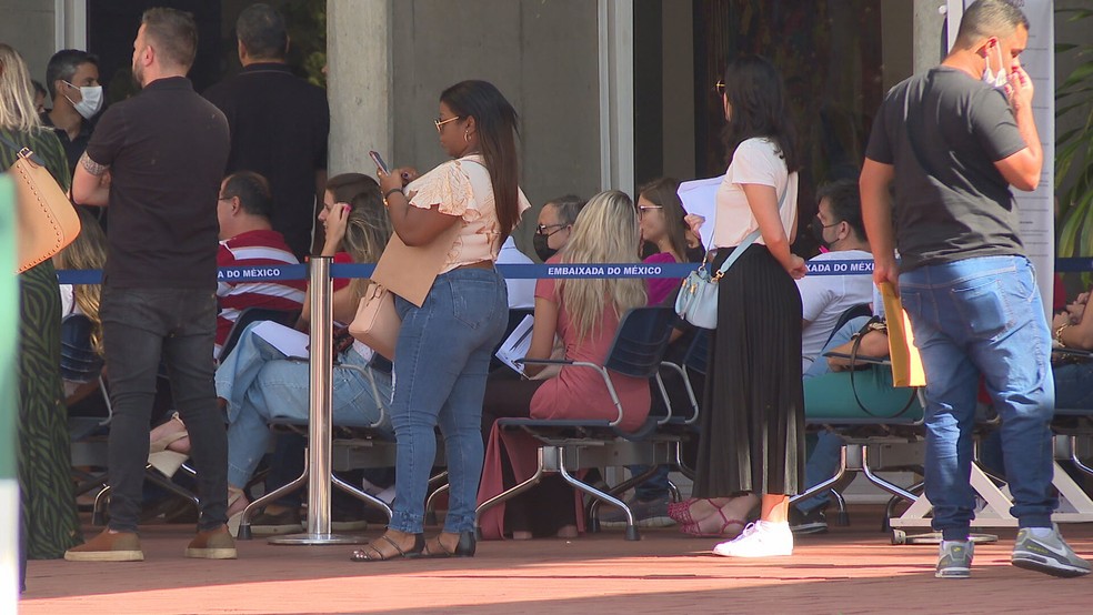 Viajantes enfrentam problemas na emissão de visto para visitar México e fazem fila na embaixada do país, em Brasília — Foto: TV Globo/Reprodução