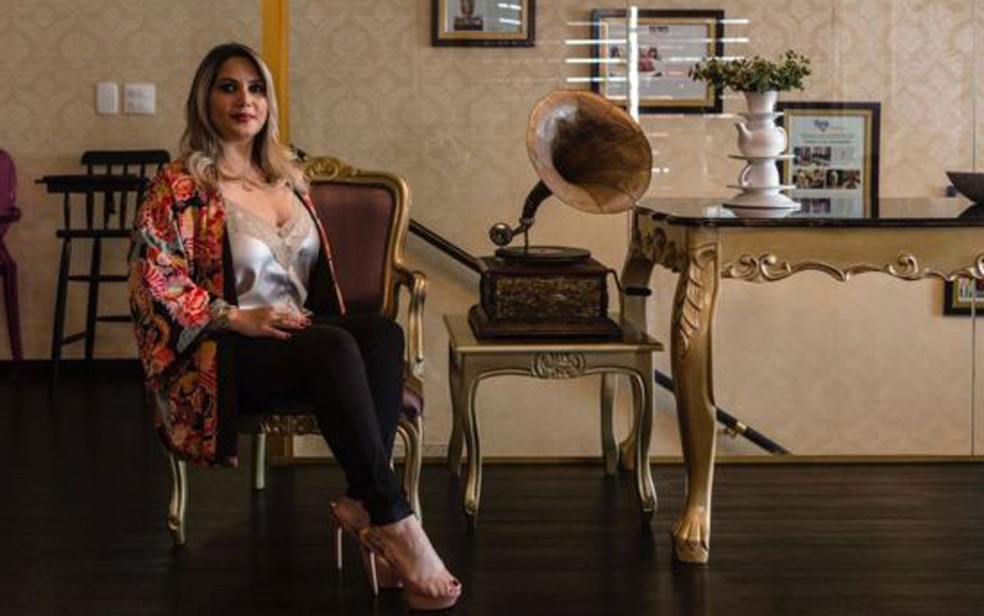  Proprietária do bistrô Cereja Flor, Jaqueline Alves já contratou ex-presidiários e dependentes químicos (Foto: Gui Christ/BBC Brasil )