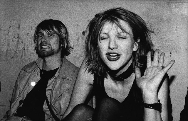 LOS ANGELES- DECEMBER 4: Kurt Cobain and Courtney Love pose for photograph, Kurt grimacing for the camera and Courtney waving, on VIP balcony during Mudhoney concert at the Hollywood Palladium on December 4, 1992 in Los Angeles, California. (Photo by Lind (Foto: Reprodução Instagram)
