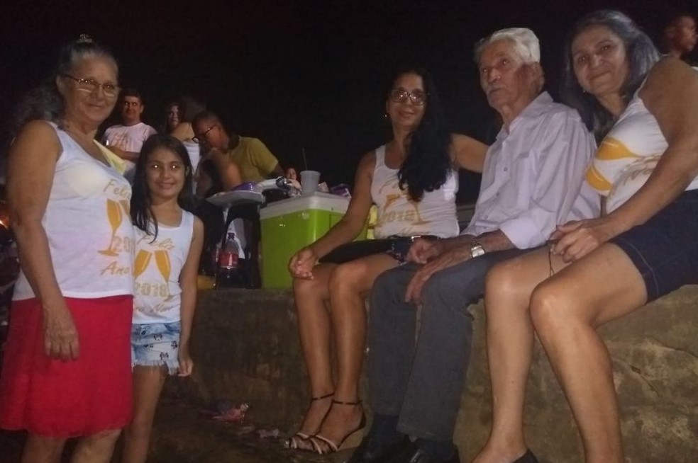 Família Moura se reuniu na Gameleira para esperar queima de fogos e chegada de 2018 (Foto: Aline Nascimento/G1 )