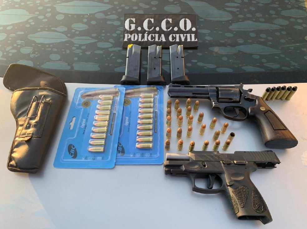 Armas foram apreendidas durante a operação — Foto: Polícia Civil