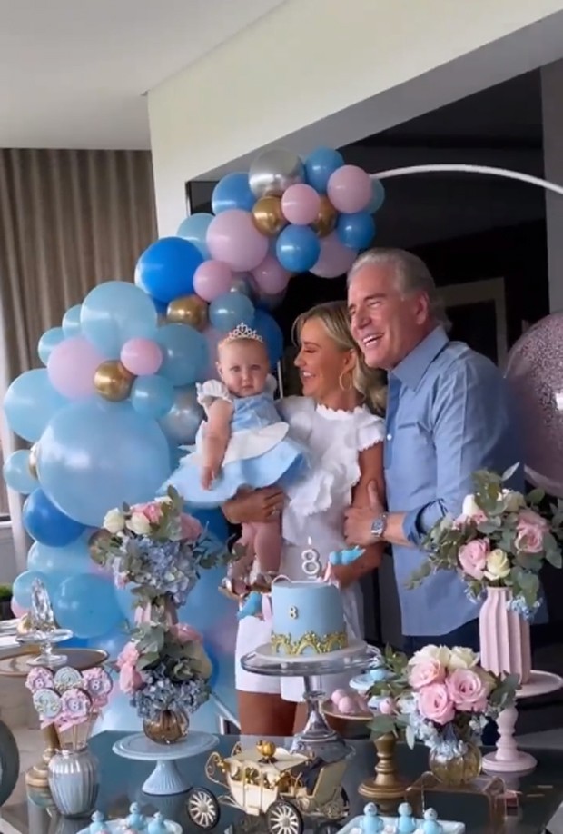 Ana Paula Siebert e Roberto Justus celebram 8 meses de Vicky com festa da Cinderella (Foto: Reprodução / Instagram)