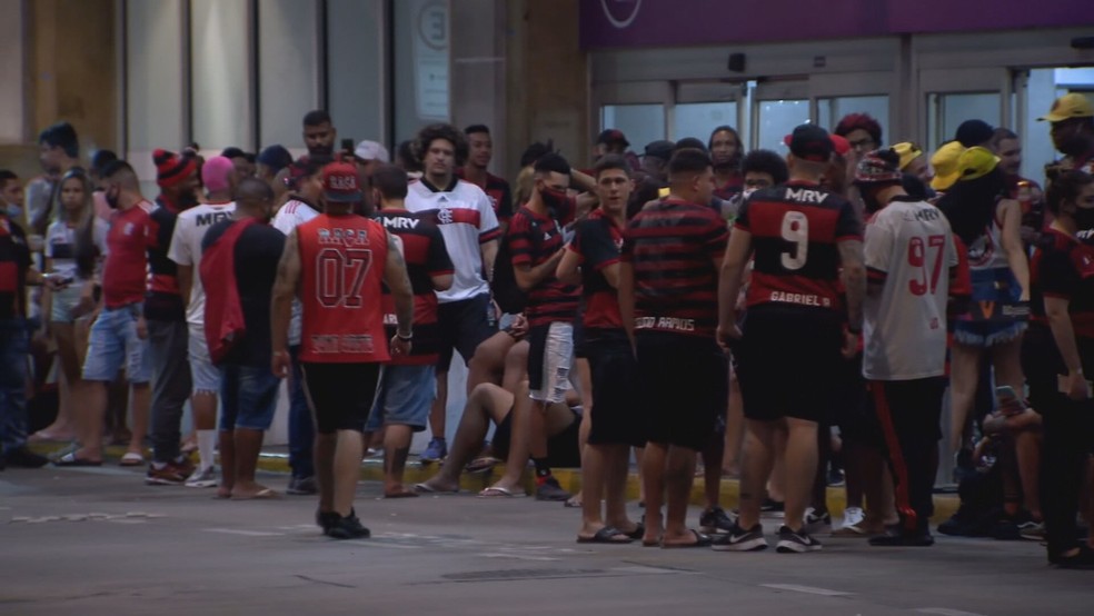 No Galeão, torcedores aguardavam desde a madrugada desta sexta-feira (26) a chegada do Flamengo ao Rio — Foto: Reprodução/TV Globo