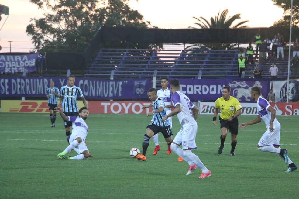 Marcação do Defensor esteve sempre próxima e com muitos jogadores (Foto: Eduardo Moura)