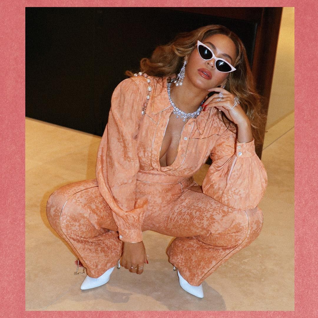 Beyoncé posou de rosa em novas fotos no Instagram (Foto: Reprodução / Instagram)