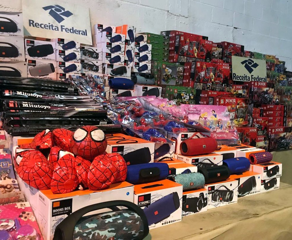 Brinquedos falsificados foram apreendidos no Porto de Santos, SP — Foto: G1 Santos