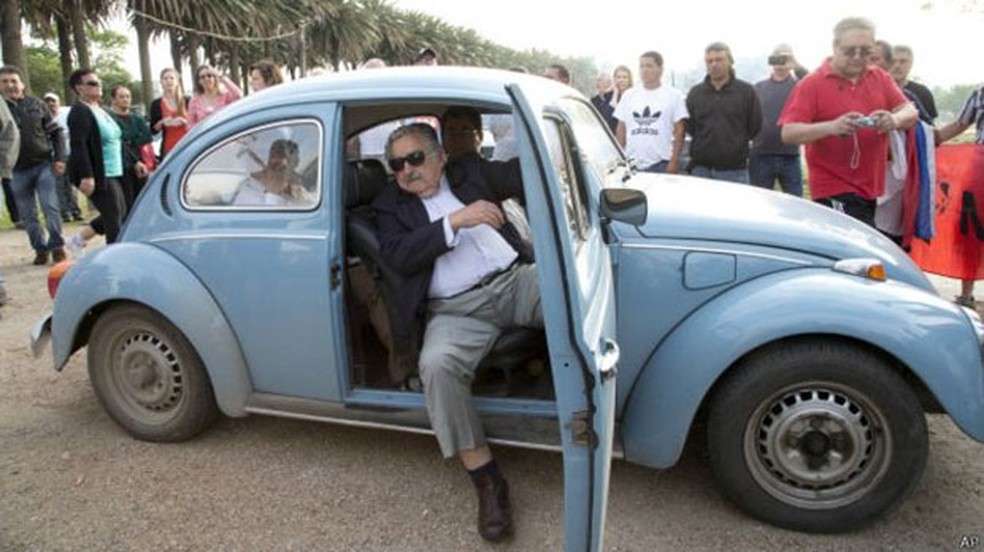 Mujica em foto de arquivo em seu famoso Fusca (Foto: AP )