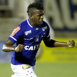 Marcos Vinícius participa dos dois gols e comemora oportunidade no time