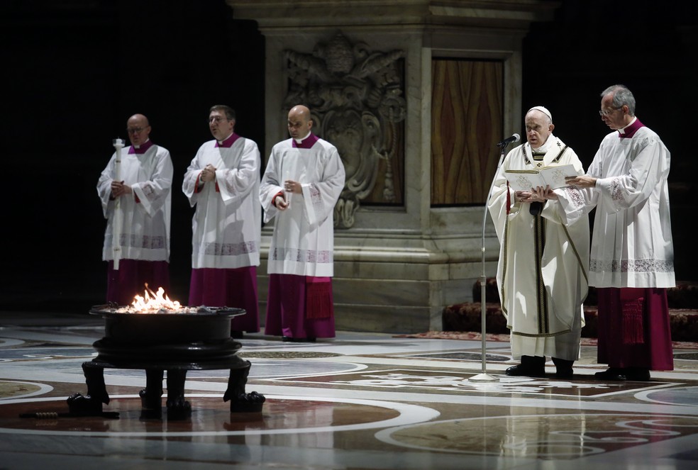 Papa Francisco preside cerimônia solene de vigília de Páscoa na Basílica de São Pedro, no Vaticano, neste sábado (11) — Foto: Remo Casilli/Pool Photo via AP