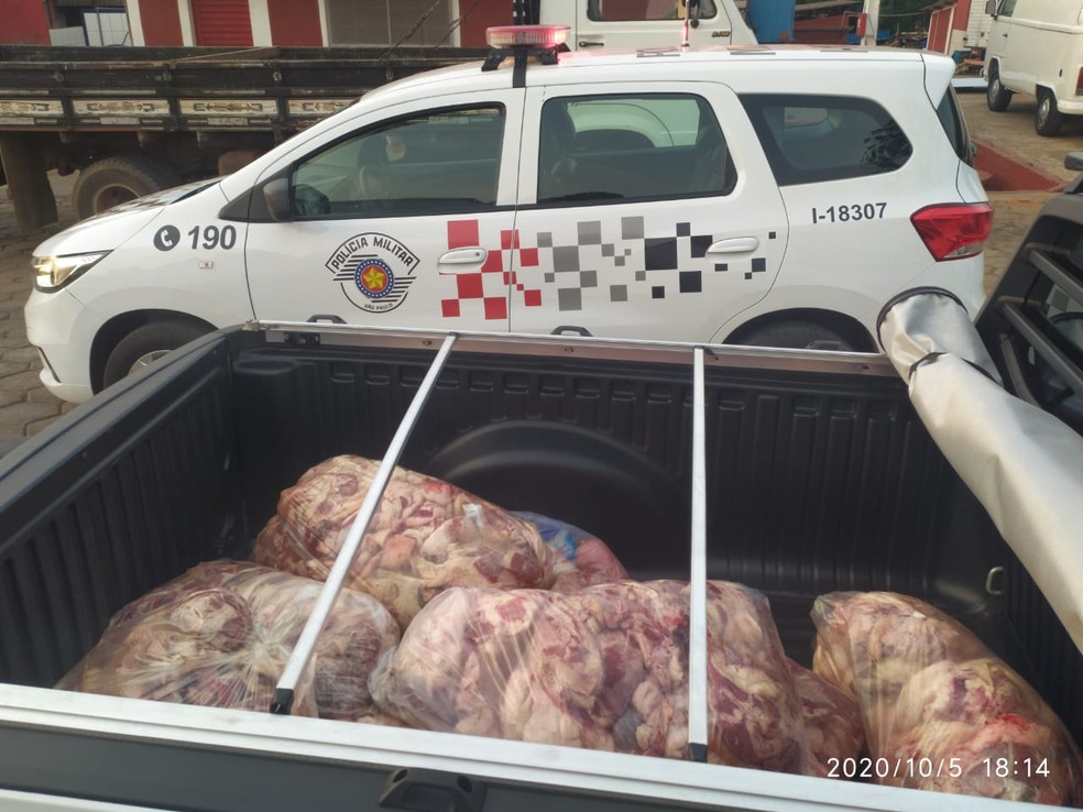 Carga de carne foi apreendida e restituída à vítima — Foto: Polícia Militar