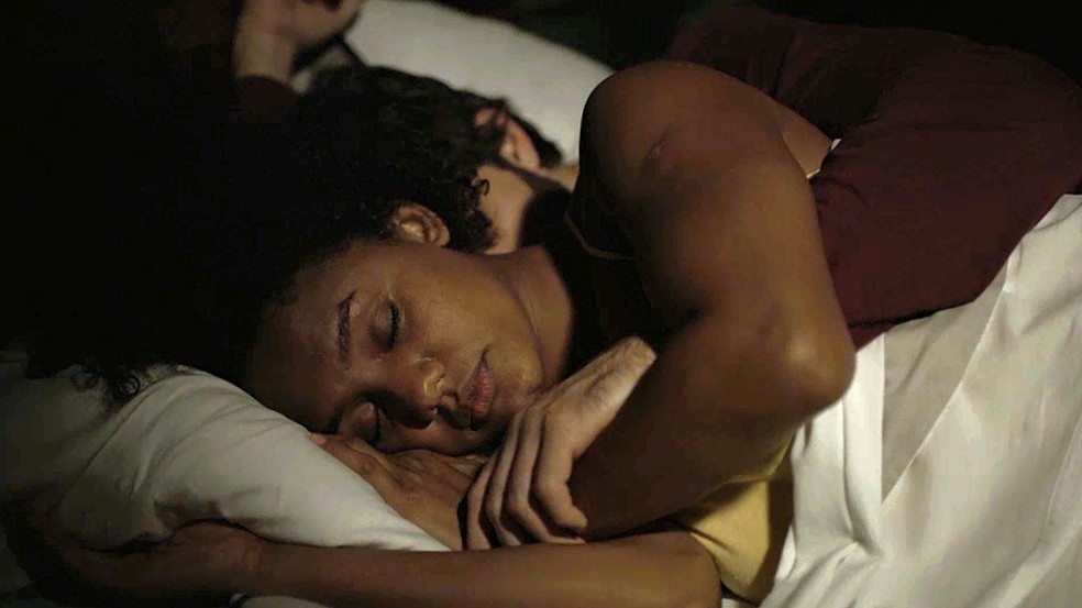 Camila (Jéssica Ellen) e Danilo (Chay Suede) dormem juntos, mas a professora sente uma terrível pontada na barriga em 'Amor de Mãe — Foto: Globo
