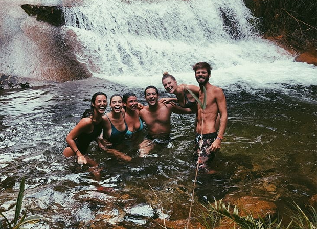 Yanna Lavigne e Giovanna Lancellotti curtem cachoeira com amigos (Foto: Reprodução Instagram)