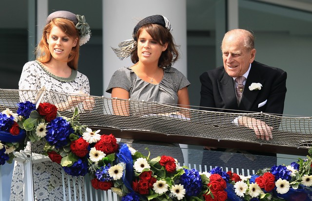 EPSOM, ENGLAND - JUNE 02:  Princess Beatrice of York (L), Princess Eugenie of York (C) and Prince Philip, Duke of Edinburgh (R) watch the action from the royal balcony during the Investec Derby, at the start of the weekend marking the Queen's Diamond Jubi (Foto: Getty Images)