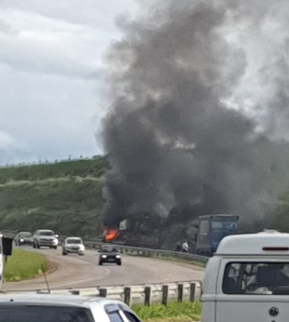 Motorista de carreta informou que pneu estourou antes de carreta pegar fogo, em anel viário de Piracicaba — Foto: Redes sociais