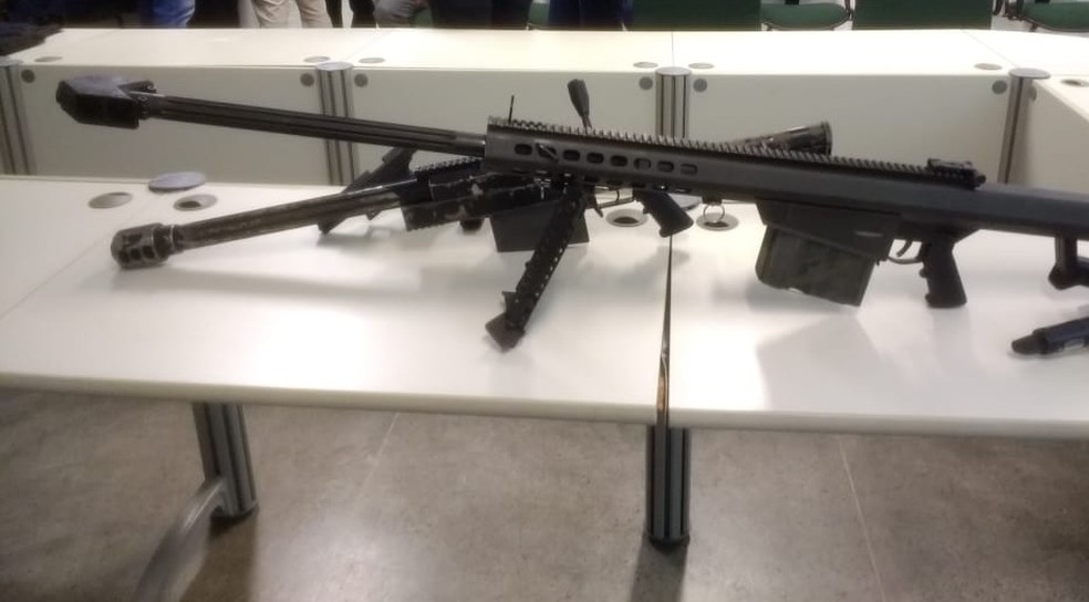Armamento encontrado com suspeitos teria sido usado em ataques a carros-fortes, segundo a polícia.  (Foto: Reprodução/TVM)