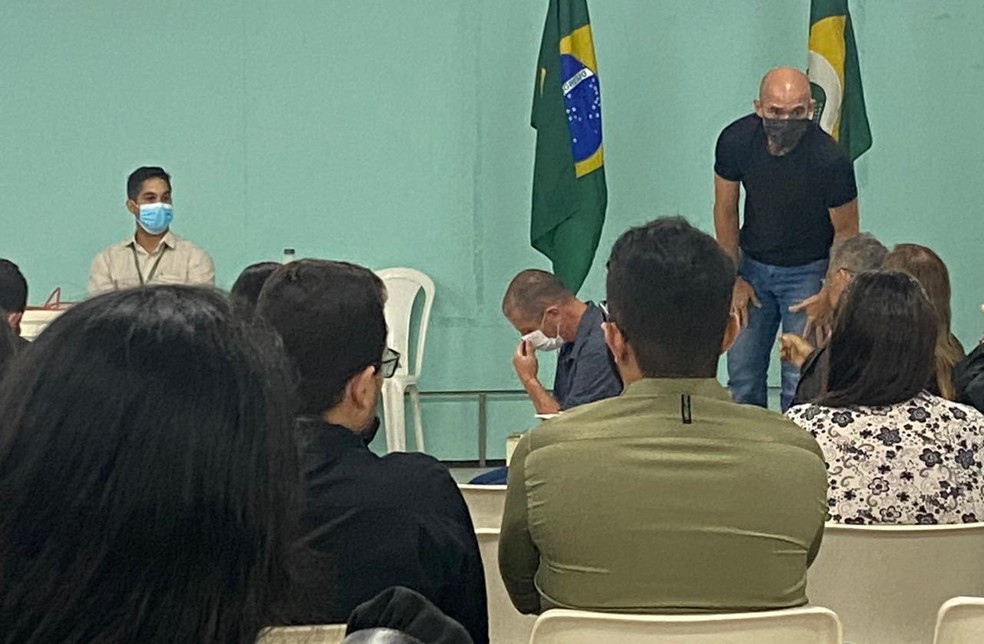 Sérgio Brasil Rolim (de máscara e cabeça baixa, ao centro), acusado de matar várias mulheres no Ceará, volta ao banco dos réus — Foto: Edson Freitas/TV Verdes Mares