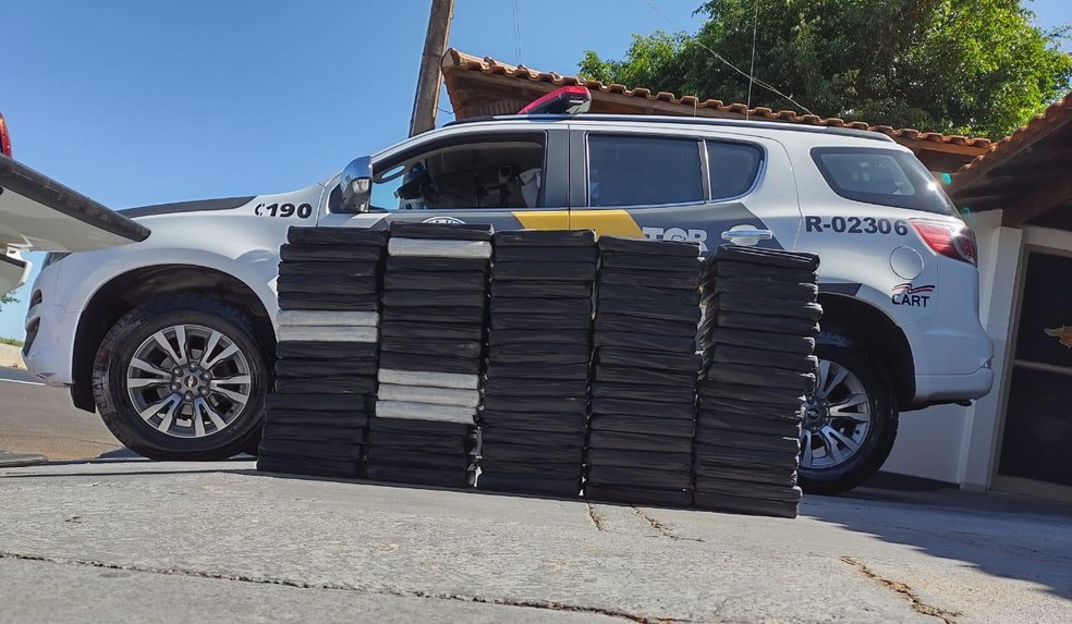 Polícia aborda motorista de caminhonete e apreende dezenas de tijolos de cocaína em Ourinhos — Foto: Polícia Militar Rodoviária/Divulgação