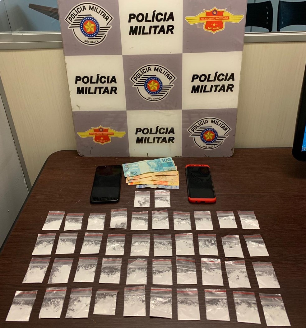 PorÃ§Ãµes de cocaÃ­na foram apreendidas pela polÃ­cia em Itapetininga â€” Foto: DivulgaÃ§Ã£o/PM RodoviÃ¡ria