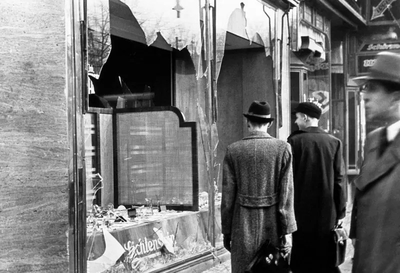 Negócios e propriedades de judeus foram alvos de nazistas na Alemanha e na Áustria durante uma noite de vandalismo em 1938, conhecida como 