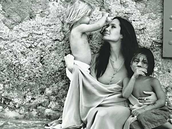 Angelina Jolie, Shiloh e Pax Thien Jolie-Pitt em foto tirada por Brad Pitt para a revista W (Foto: Reprodução)