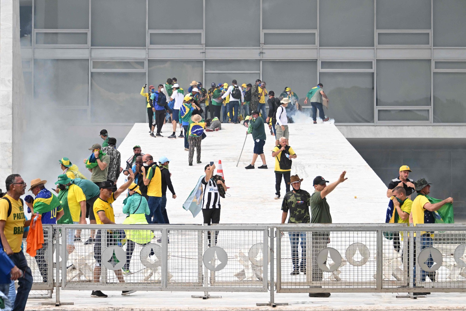 Bolsonaristas na rampa do Palácio do Planalto, em Brasília, neste domingo, 8 de janeiro — Foto: Evaristo Sa/AFP