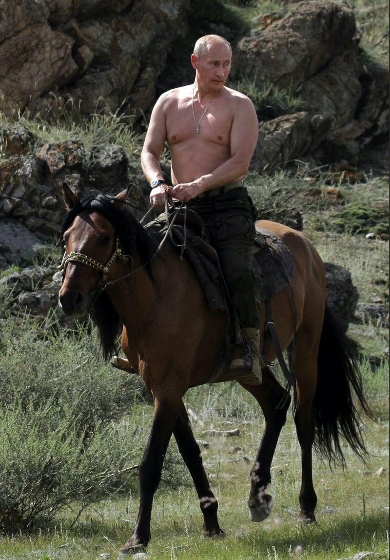 Putin já se deixou fotografar em uma série de situações másculas (Foto: Getty Images via BBC News)
