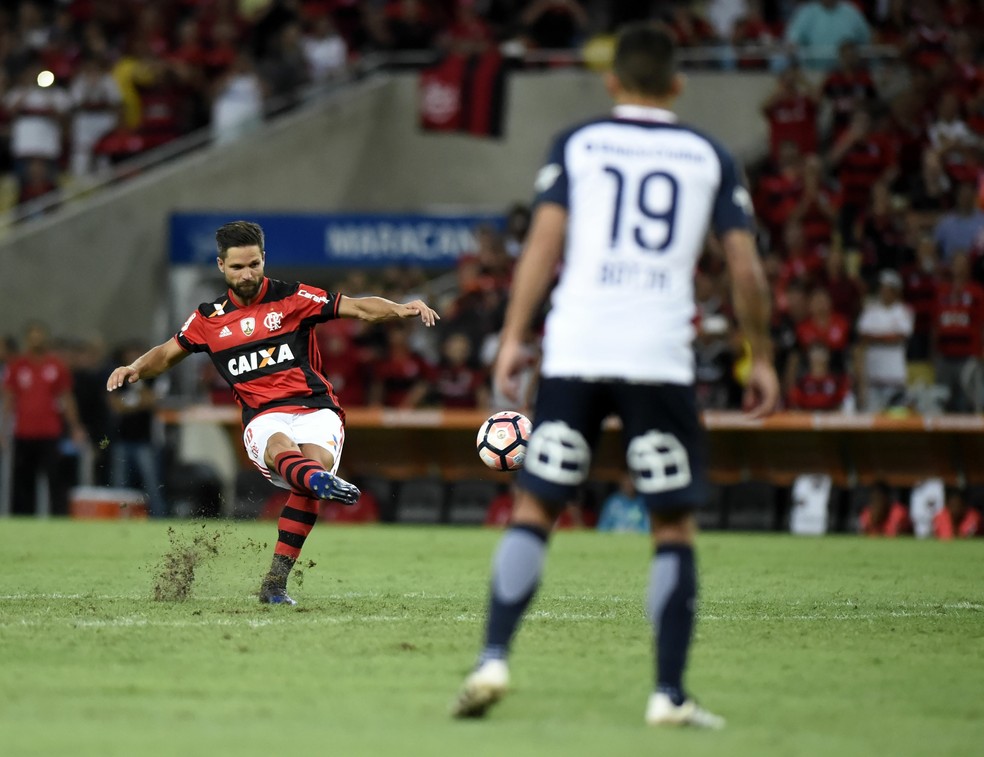 Diego em cobrança de falta pelo Flamengo — Foto: André Durão