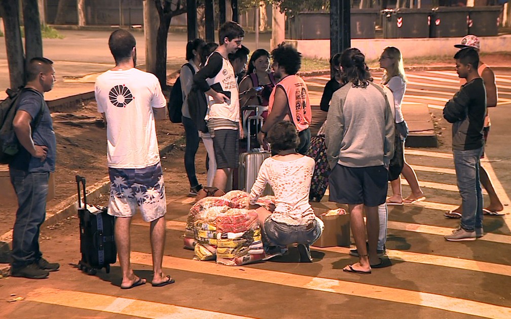 Alunos voluntÃ¡rios da Unicamp recebem indÃ­genas na noite de quinta-feira â Foto: ReproduÃ§Ã£o/EPTV