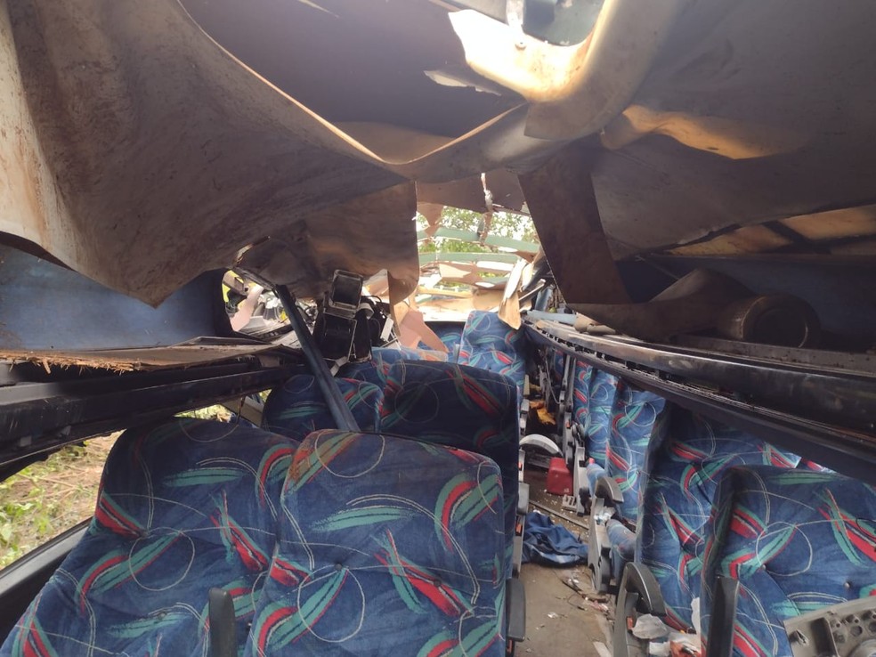 Ônibus cai em ribanceira e deixa 10 mortos e outros 21 feridos, em Sapopema — Foto: Alceu Nascimento/RPC