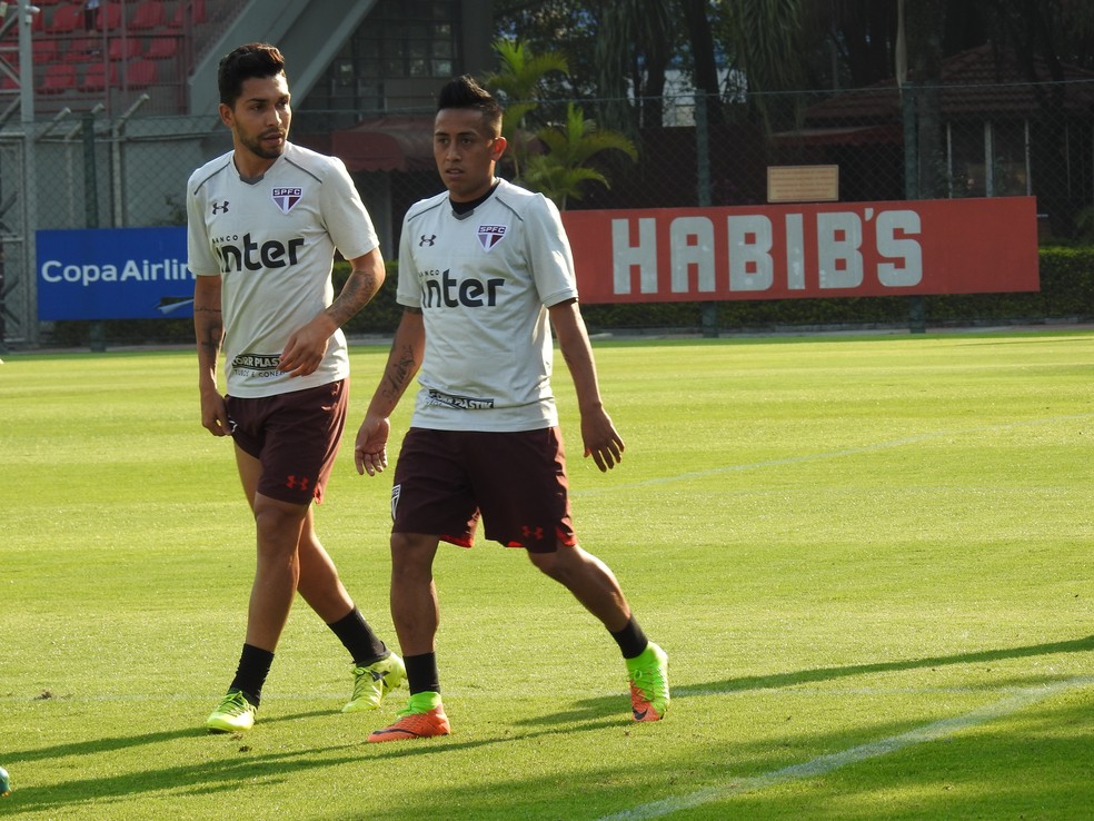 Petros e Cueva vão enfrentar o Fluminense nesta quarta-feira (Foto: Marcelo Hazan)