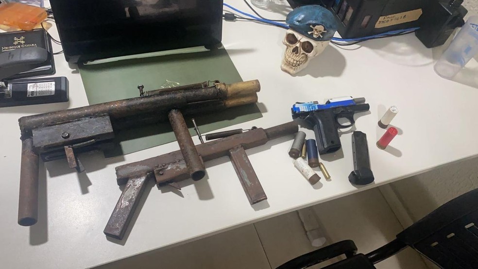 Armas apreendidas com dupla suspeita de assassinar mulher em Caucaia, na Grande Fortaleza. — Foto: Reprodução
