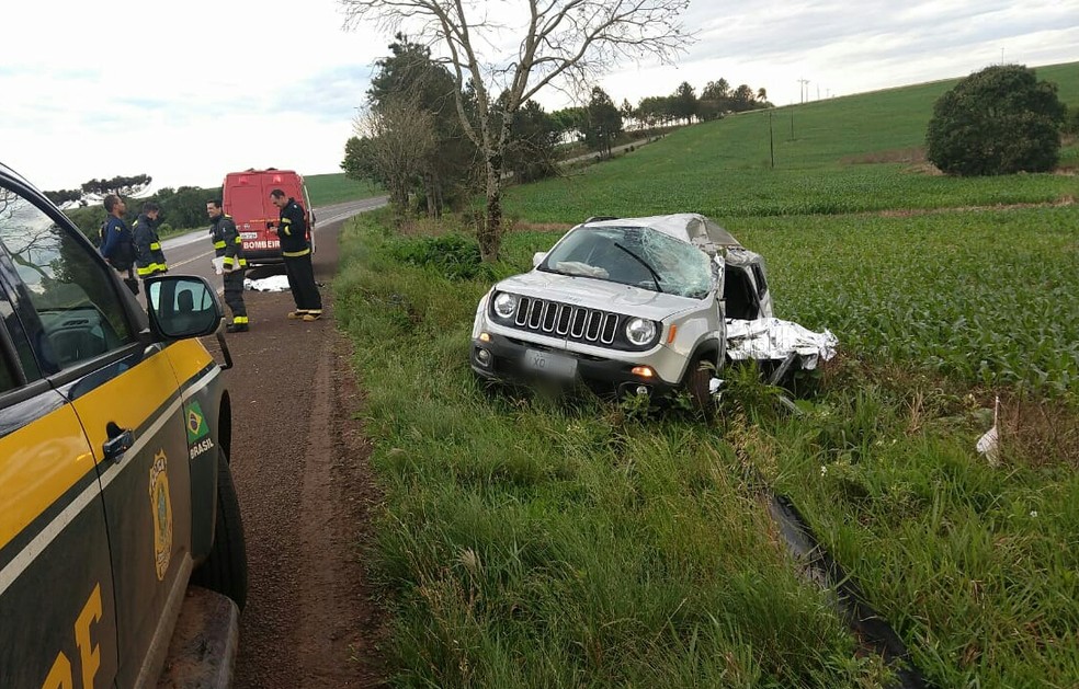 Carro saiu da pista e se chocou contra uma árvore na BR-158 — Foto: PRF/Divulgação