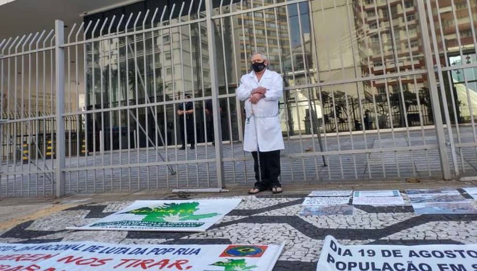 Presidente da associação dos moradores de rua de SP se acorrenta em frente à Câmara de Vereadores — Foto: Divulgação