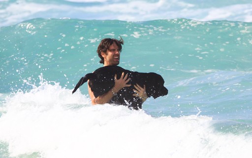 Marcos Pitombo curte mar com seus cachorros no Rio; fotos