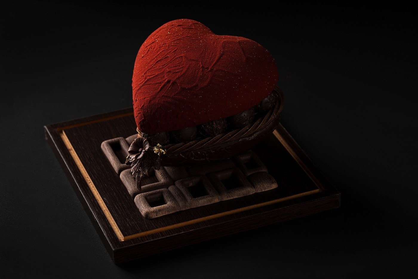 Uma escultura de chocolate 63% cacau no formato de coração: essa é a sugestão de presente da Cacau Noir. Ao valor de R$ 699,90, o doce também conta com trufas recheadas e surpresa na parte interna — Foto: Cacau Noir / Divulgação