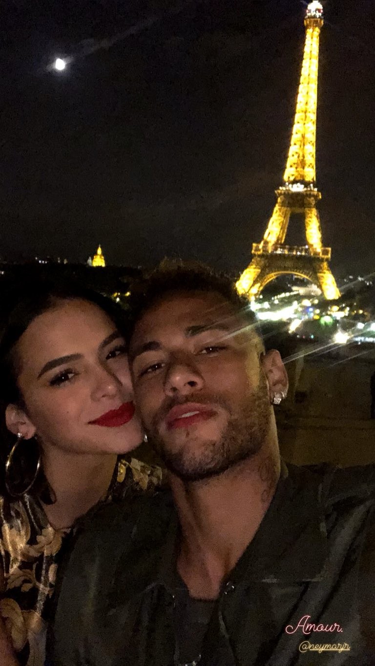 Bruna Marquezine e Neymar posam em Paris (Foto: Reprodução/Instagram)