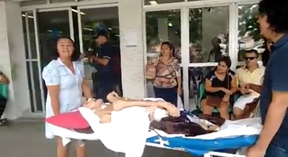 Família alega falta de atendimento e retira paciente de corredor de hospital  — Foto: Reprodução