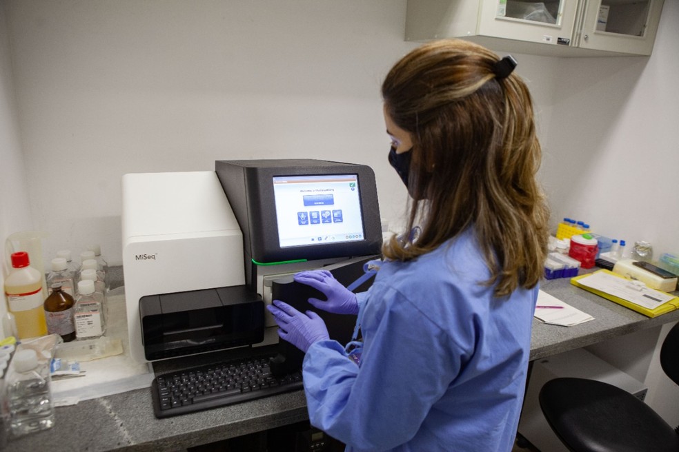 Sequenciamento genético de amostras do coronavírus é feito no Instituto Aggeu Magalhães — Foto: Divulgação/Miva Filho