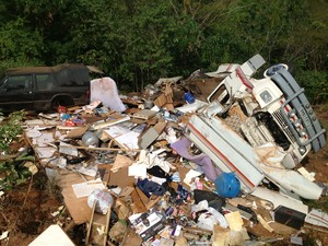 Trailer ficou destruído após acidente na TO-030 que liga Palmas à Santa Tereza do Tocantins (Foto: Vinícius Buzachi/TV Anhanguera TO)