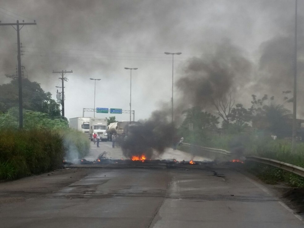 Monifestantes ligados ao MTST interditam parte da BR-101 no Barro, no Recife (Foto: Ascom/PRF)