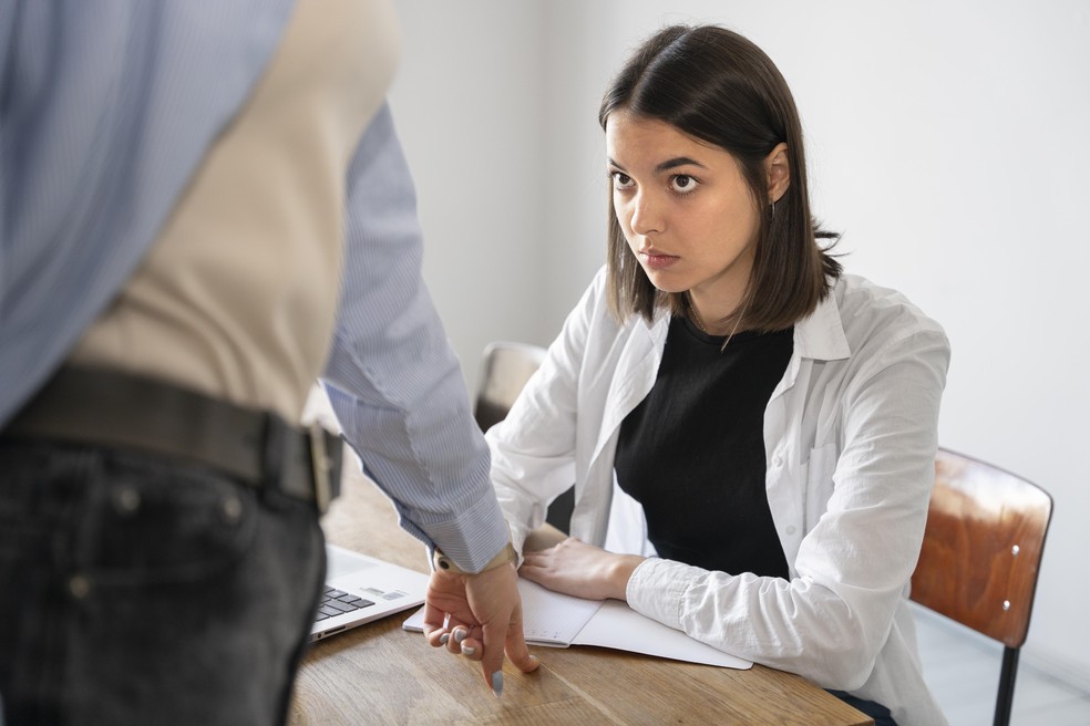 Assdio sexual no trabalho — Foto: Freepik