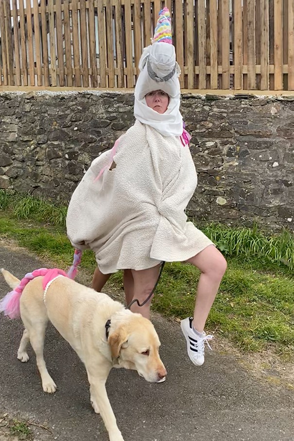 Mulher escolhe looks divertidos para passear com seu cão durante a quarentena (Foto: Reprodução)