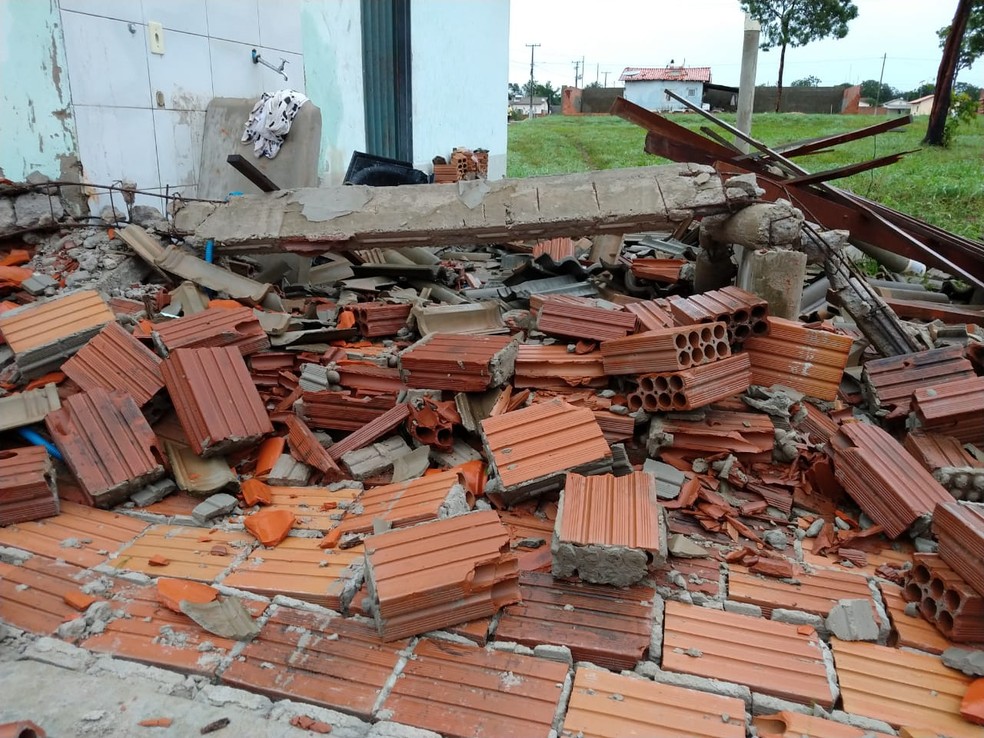 Muro caiu com a força do vento — Foto: Débora Ciany/TV Anhanguera