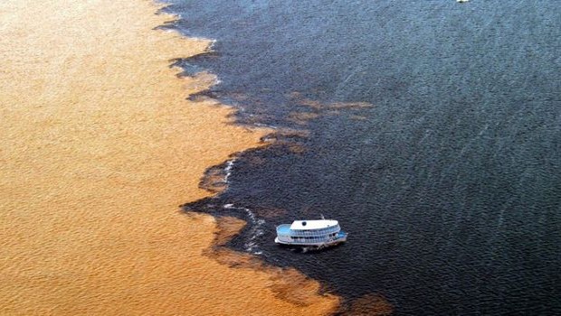 Manaus fica às margens dos rios Negro e Solimões. A atmosfera na Bacia Amazônica, diferentemente da de Manaus, é uma das mais limpas do mundo (Foto: Semcom via BBC)